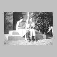 011-0180 Elisabeth von Randow, Wolf-Dietrich und Marie-Erika von Frantzius 1938 vor der Haustuer.jpg